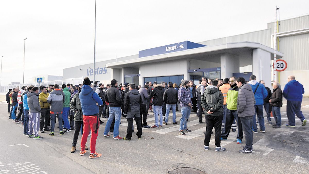 Los trabajadores de la multinacional danesa celebraron ayer una asamblea para tratar diversos asuntos. | SAÚL ARÉN