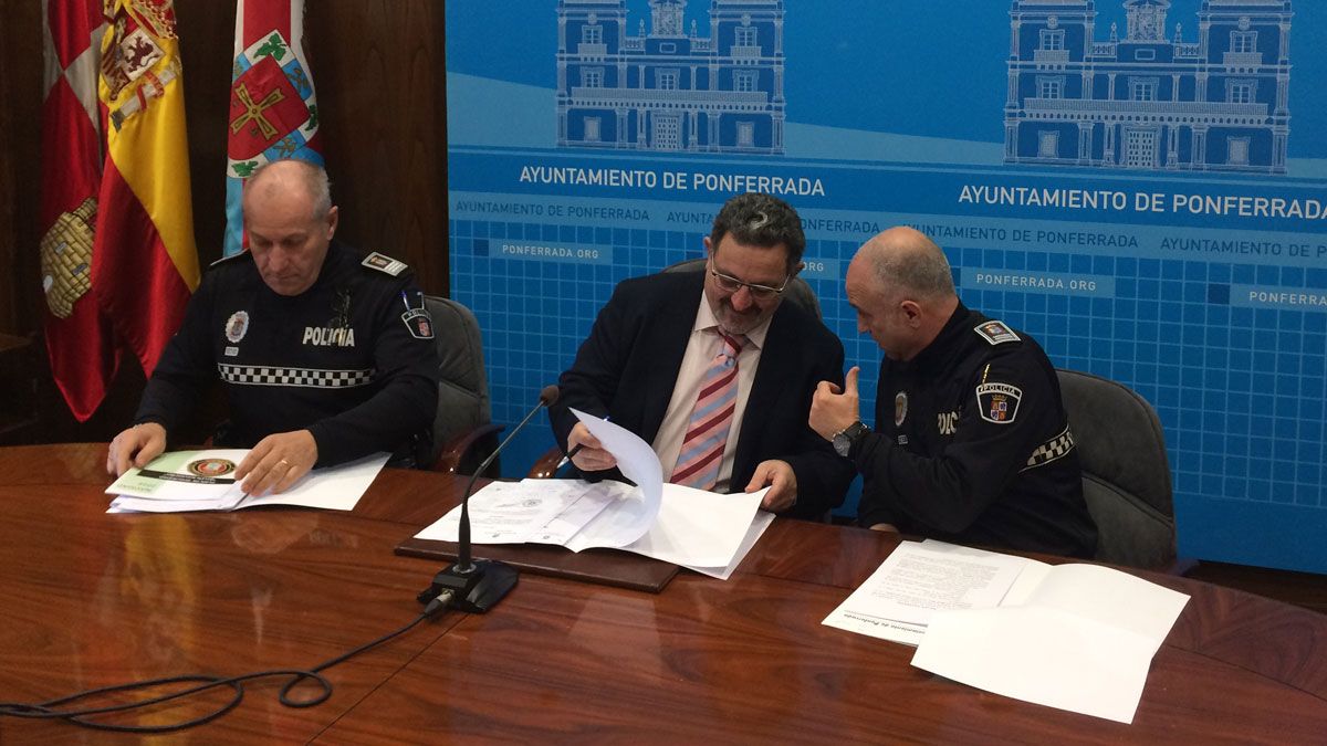 El concejal de Seguridad, Carlos Fernández, dialoga con el mayor de la Policía Arturo Pereira. | A.C.