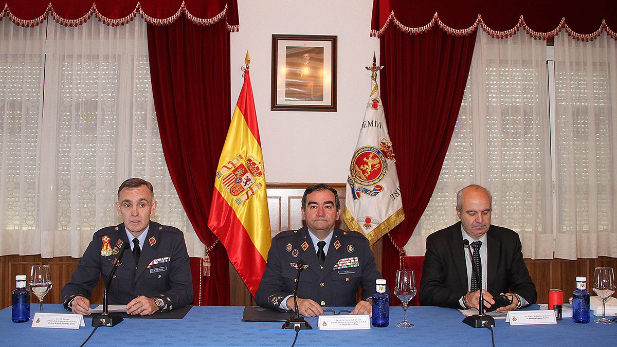 El director de la Academia Básica del Aire, coronel José Antonio Gutiérrez (I); el general jefe del Servicio Histórico y Cultural del Ejército del Aire, Pablo Gómez Rojo (C), y el director de Filatelia de Correos, Modesto Fraguas Herrera (D). | ICAL