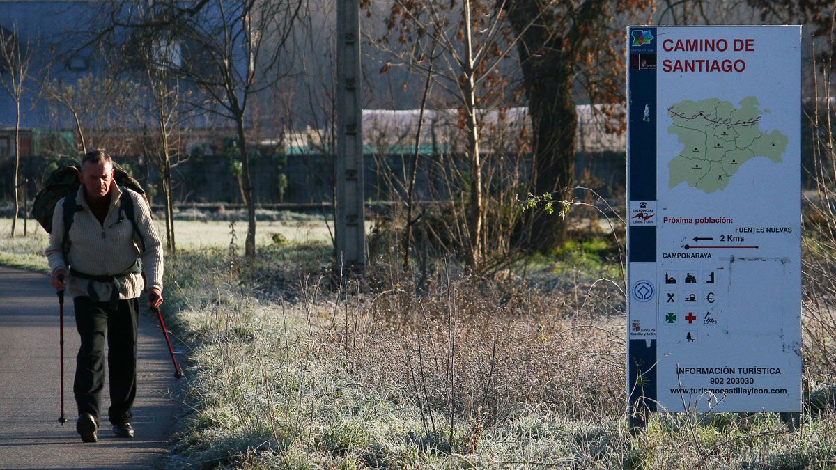 Un peregrino recorre el Camino de Santiago a su paso por el Bierzo. | CÉSAR SÁNCHEZ (ICAL)