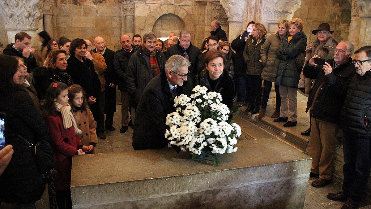 Imagen de la ofrenda floral que tuvo lugar en el Panteón de los Reyes de San Isidoro en la que participó también Álvarez Cascos. | ICAL