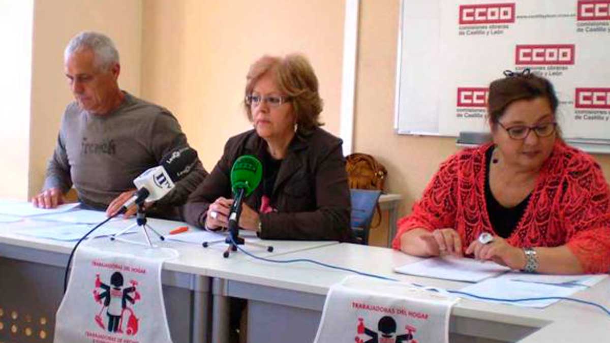En el centro, la Secretaria de Igualdad de CCOO en León, Rosa Castro, acompañada por Inmaculada de Pablo. | D.A.