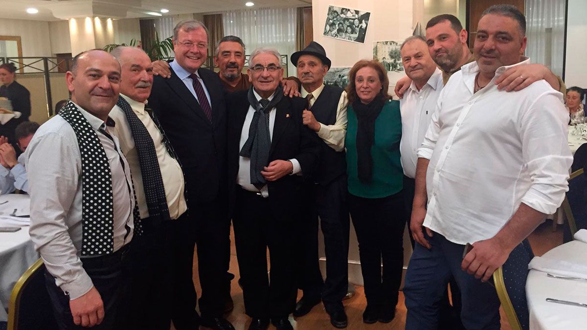 En el homenaje a Pedro Puente han participado numerosas personalidades, entre ellas el alcalde de León, Antonio Silván. | L.N.C.