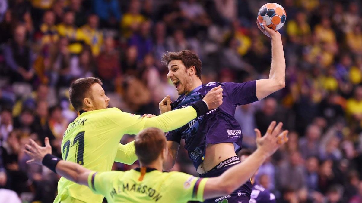 David Fernández intenta lanzar por encima de Syprzak y ante la mirada de Palmarsson durante la semifinal de la Copa Asobal. | JAVIER QUINTANA
