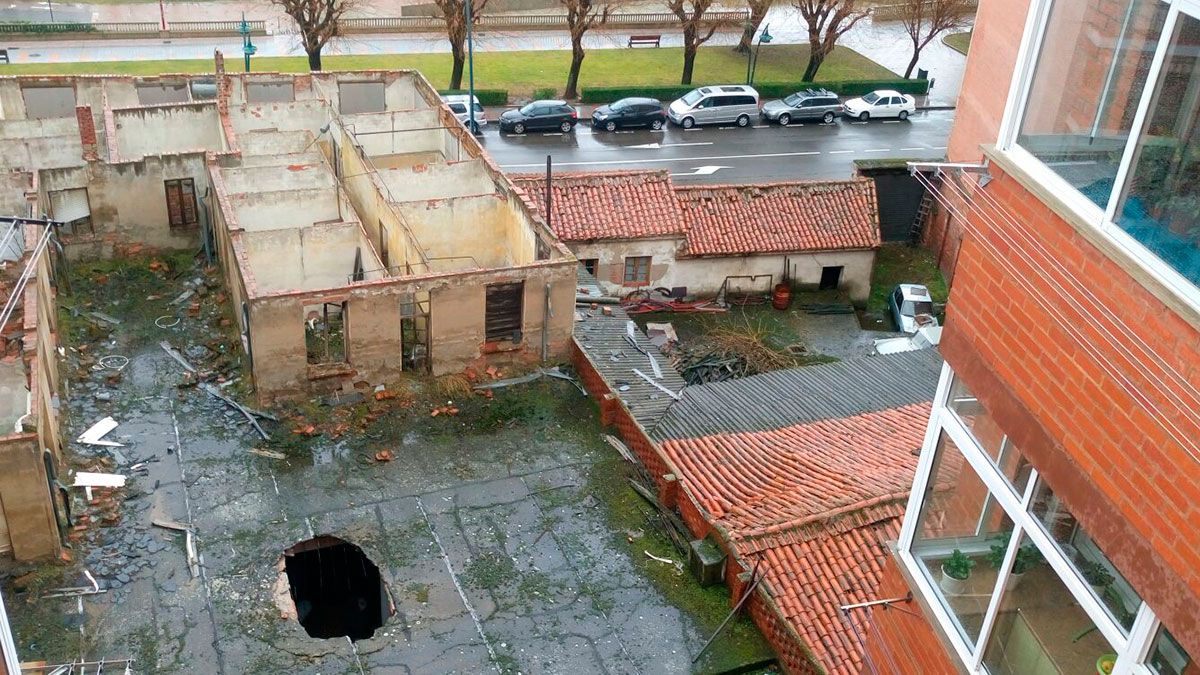 Los vecinos de la zona protestan por el mal estado del inmueble y la suciedad y maleza que se ha acumulado durante los últimos años. L.N.C.