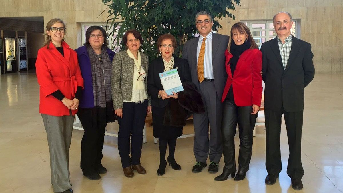 El autor (3d) junto a miembros del tribunal, los directores de la tesis y su madre el día de la lectura. El autor (3d) junto a miembros del tribunal, los directores de la tesis y su madre el día de la lectura.