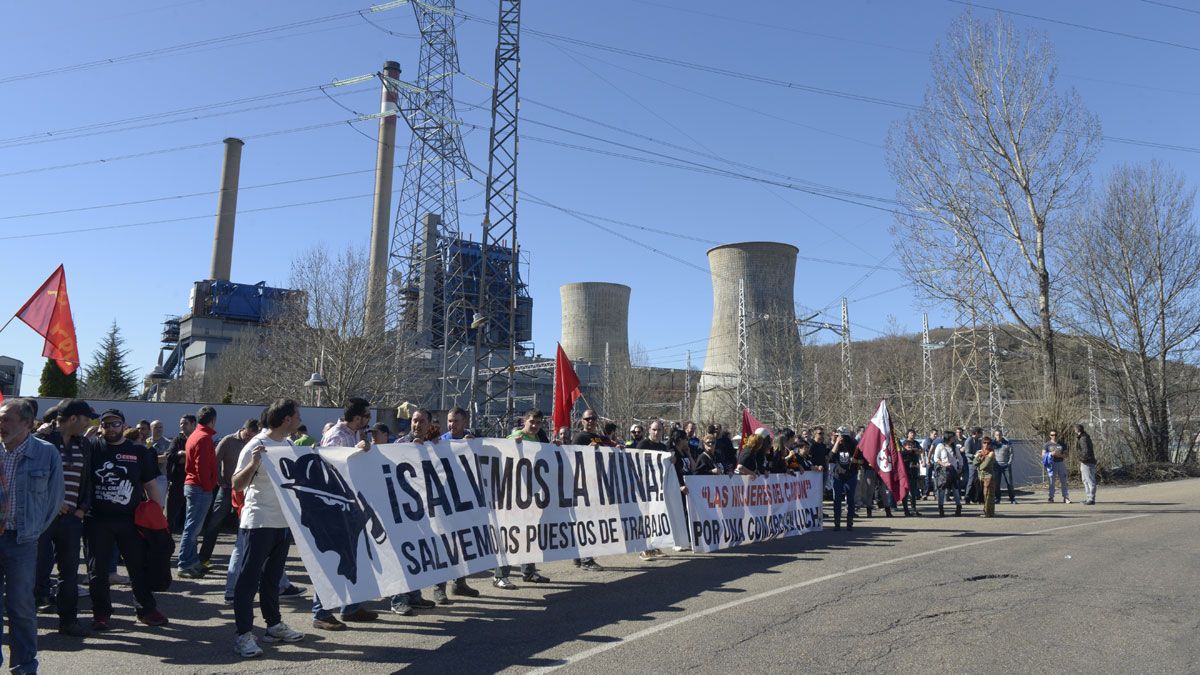 Imagen de archivo de la concentración frente a la térmica de La Robla de los mineros de la Hullera tras el Erte. | MAURICIO PEÑA