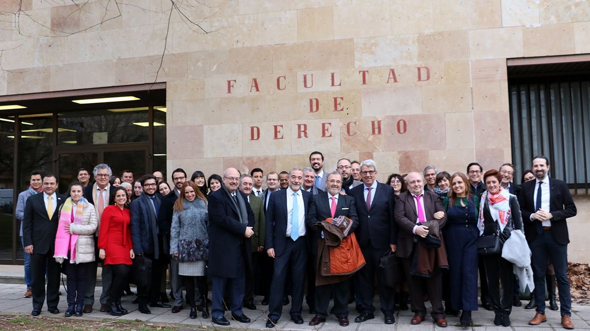 Imagen de los participantes en esta jornada en la Facultad de Derechos. | L.N.C.