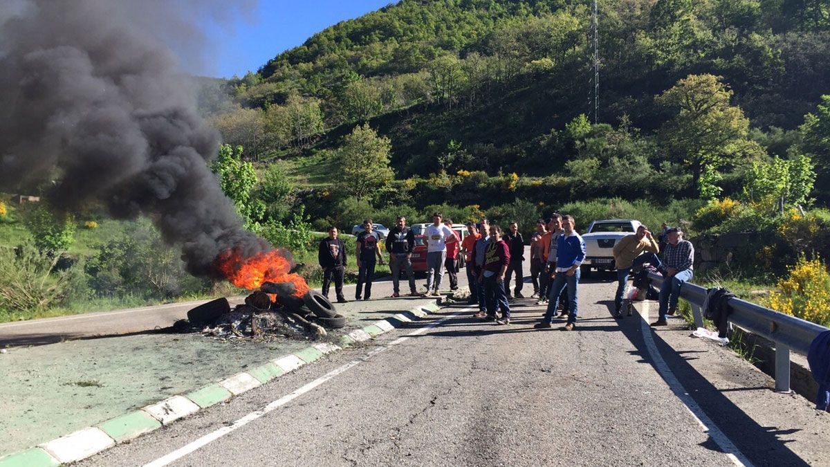 Corte de carretera en Caboalles de Arriba protagonizado por los trabajadores de la mina 'La Escondida'. | CÉSAR SÁNCHEZ (ICAL)