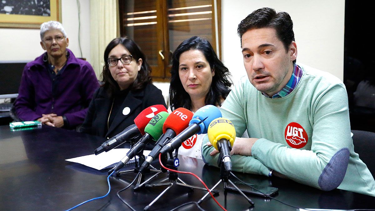 El responsable de Servicios de UGT, Óscar Cueto y la responsable de Empresa Privada de CSIF, Flor Pérez, informan sobre la convocatoria de huelga en el servicio de limpieza de la empresa Onet en el Complejo Asistencial de León. | ICAL