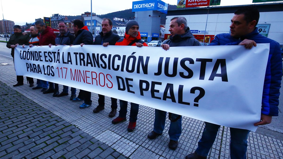 Los trabajadores de Peal se apostaron a las puertas del hotel en el que se concentraba el patronato de Ciuden. | ICAL