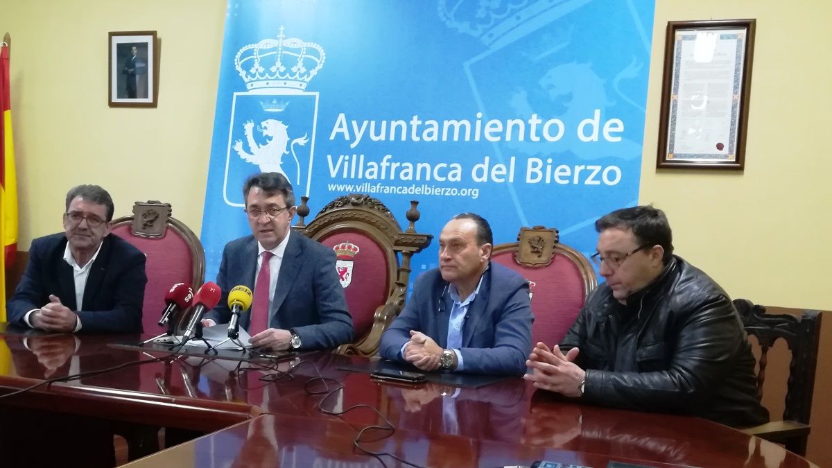 Juan Martínez Majo, junto a otros diputados y cargos, presentando el presupuesto para el Bierzo en Villafranca. | D.M.