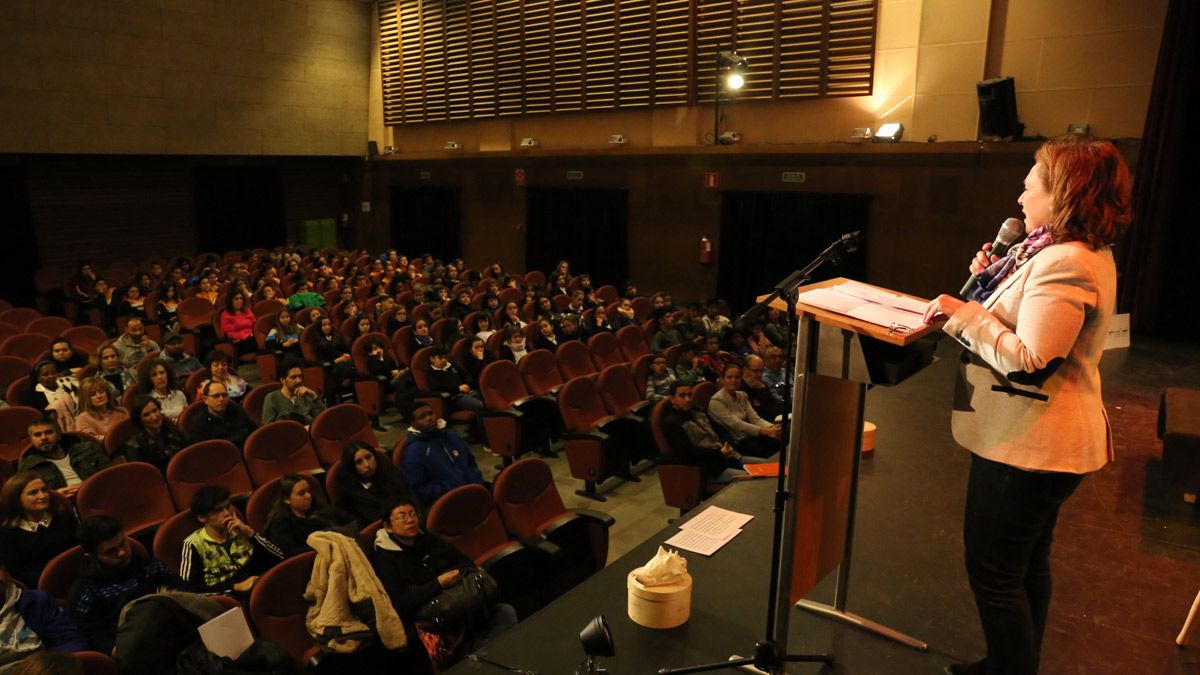 La concejala Aurora Baza durante la celebración del acto de interculturalidad. | L.N.C.