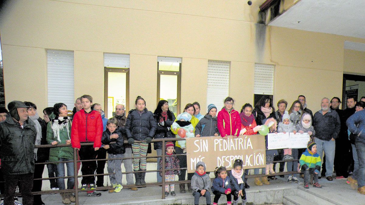 Padres e hijos se concentraron este martes por la mañana a las puertas del centro de salud. | E.N.