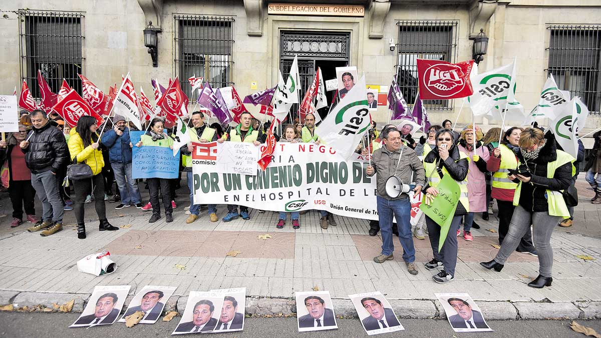 Imagen de archivo de la concentración de la plantilla de limpieza del Hospital de León ante la Subdelegación del Gobierno. | SAÚL ARÉN