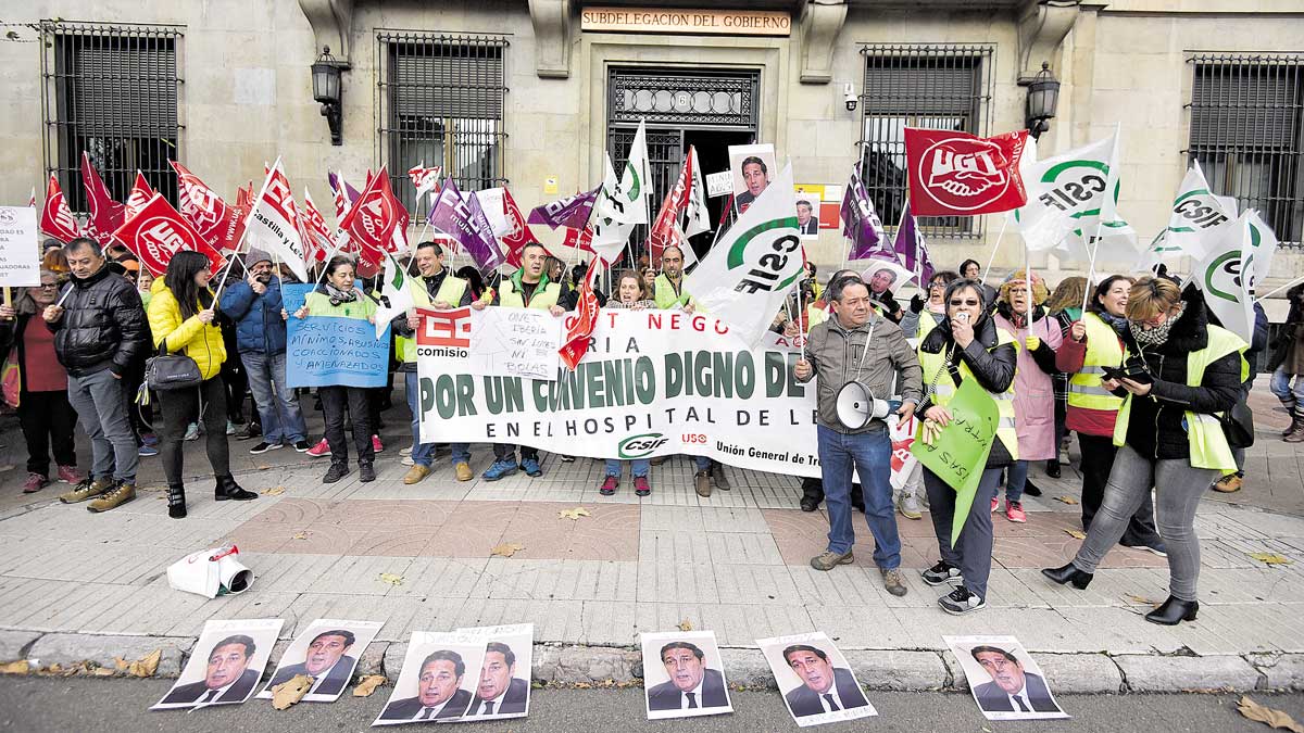 Imagen de archivo de la concentración de la plantilla de limpieza del Hospital de León ante la Subdelegación del Gobierno. | SAÚL ARÉN Imagen de archivo de la concentración de la plantilla de limpieza del Hospital de León ante la Subdelegación del Gobierno. | SAÚL ARÉN