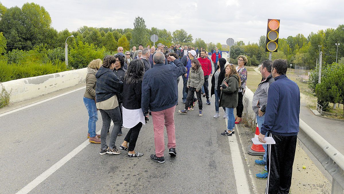 Una de las protestas anteriores en el Puente Villarente. | MAURICIO PEÑA