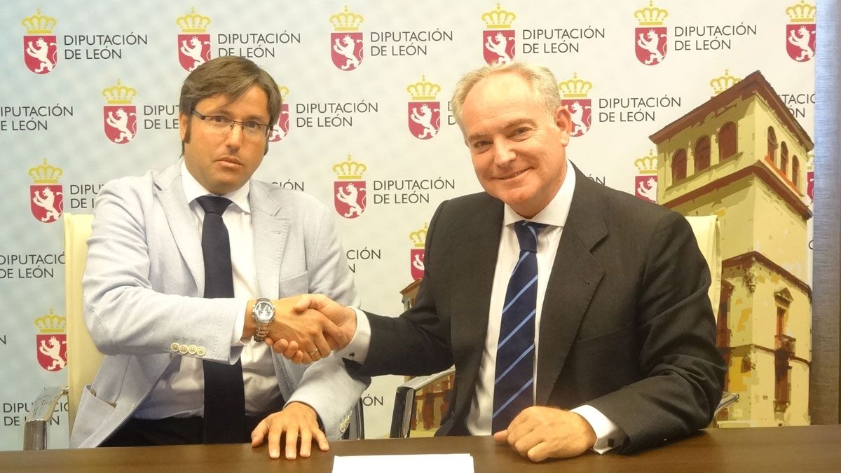 Emilio Orejas, presidente de la Diputación, con el representante de Air Nostrum en la firma el convenio.