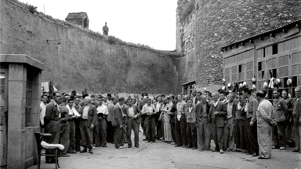 Una de sus imágenes ‘conocidas’, de un grupo de presos en la cárcel vieja del León, hoy sede del Archivo Histórico Provincial. |  MANUEL MARTÍN DE LA MADRID