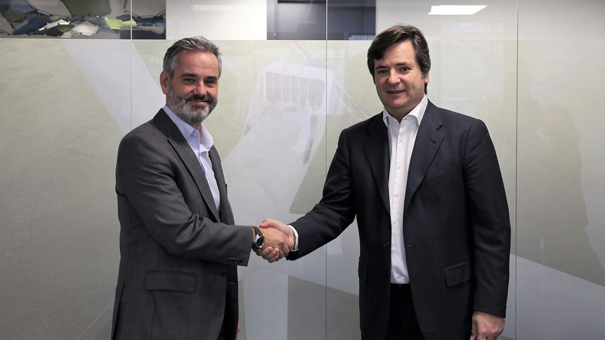 El presidente de Vestas para la región MED, Eduardo Medina (izquierda) y el presidente de Network Steel Resources, Óscar Heckh, durante la firma del acuerdo. | L.N.C.