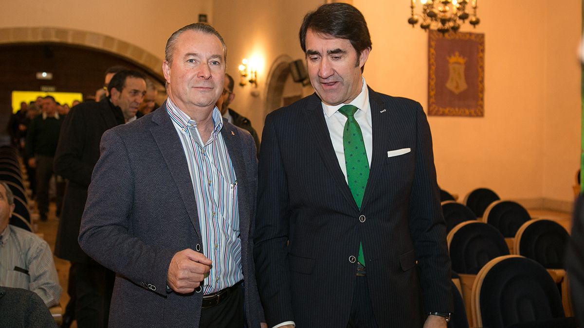 El consejero de Fomento y Medio Ambiente, Juan Carlos Suárez-Quiñones junto al presidente regional de Asaja, Donaciano Dujo. | ICAL
