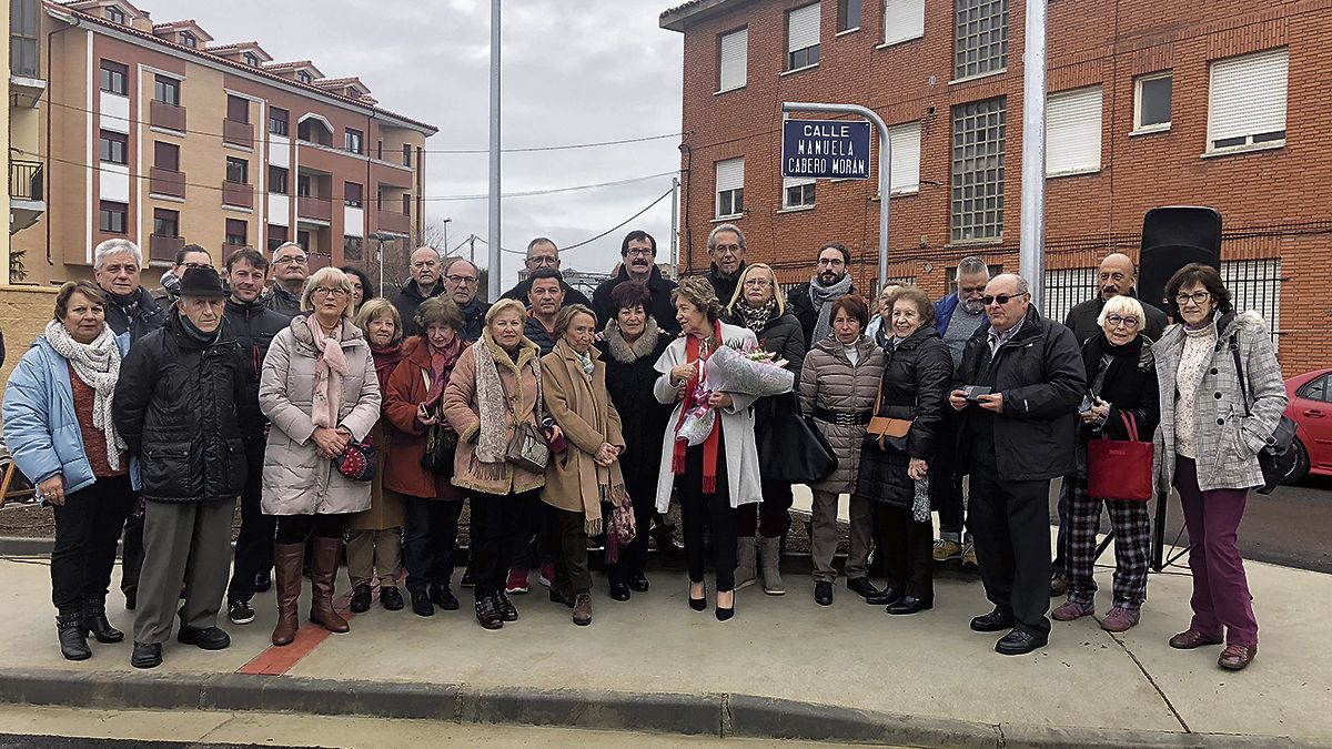 Algunos miembros de la corporación, amigos y conocidos del pueblo, en el acto junto a Cabero. | P.F.