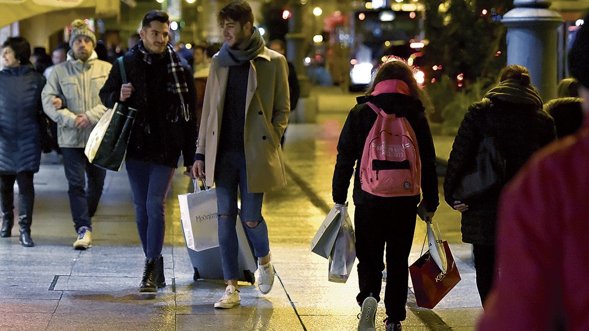 Después de los zamoranos, los leoneses serán los que menos gasten en esta campaña navideña, según la Unión de Consumidores de la comunidad. | SAÚL ARÉN