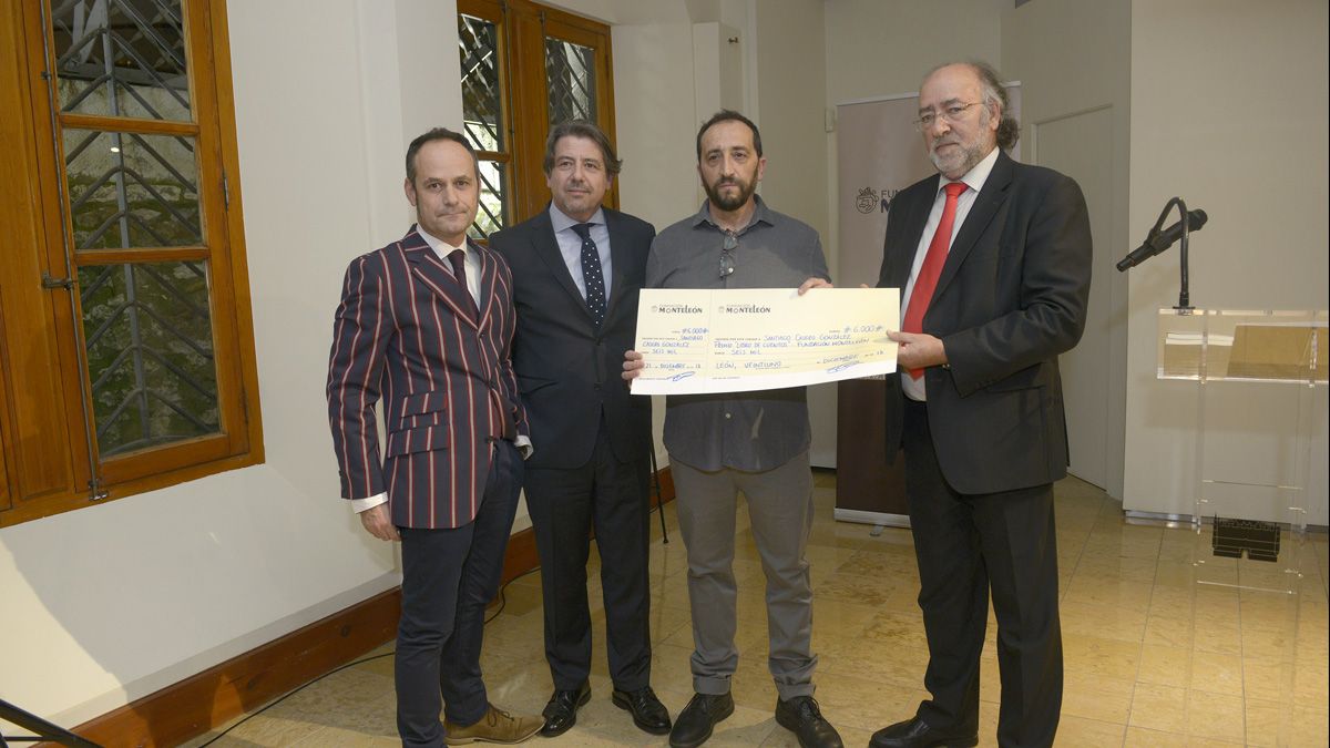 SantiagoCasero recibió el Premio Libro de Cuentos en Botines. | MAURICIO PEÑA