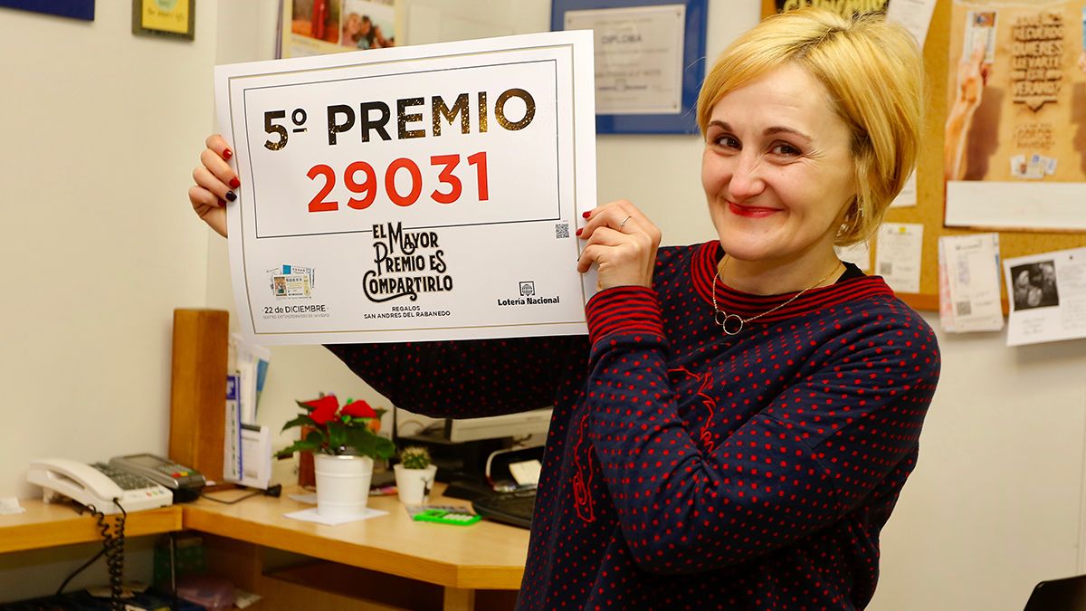 La propietaria de la administración, Cristina Fernández, con el número premiado. | CARLOS S. CAMPILLO (ICAL)