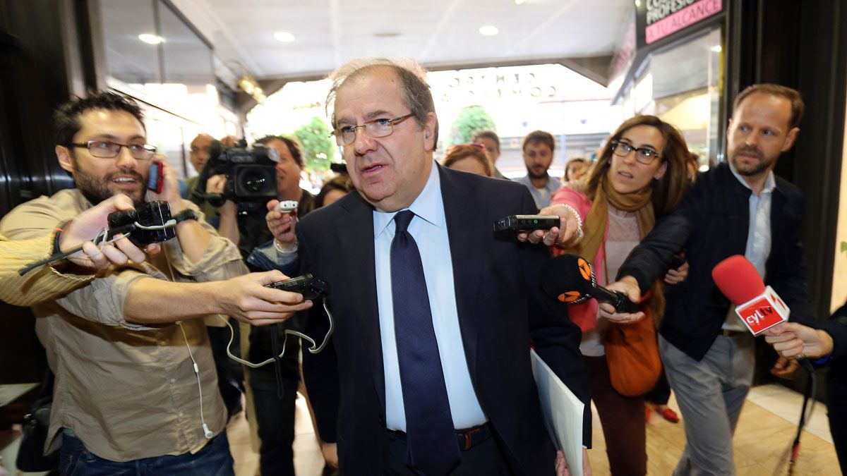 El presidente del PP de Castilla y León, Juan Vicente Herrera, a su llegada a la reunión con los presidentes provinciales del partido para analizar los resultados electorales. | ICAL