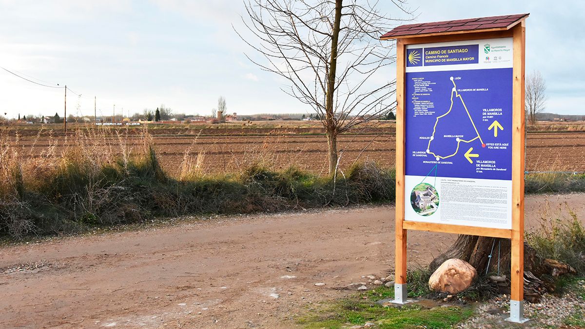 Imagen de una de las señales colocadas en el Camino de Santiago a su paso por el municipio de Mansilla Mayor. | L.N.C.