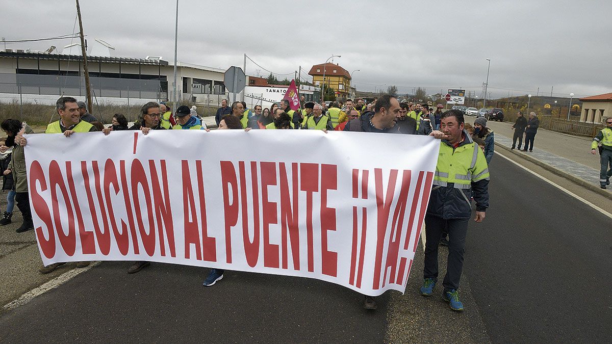 Más de 400 personas participaron este sábado en la concentración celebrada en Puente Villarente. | MAURICIO PEÑA
