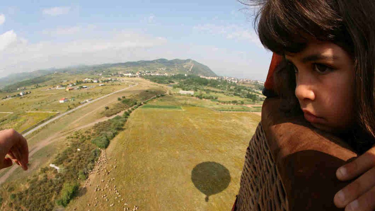 La mirada de Alicia de niña, con un panorama abierto, desde un globo.