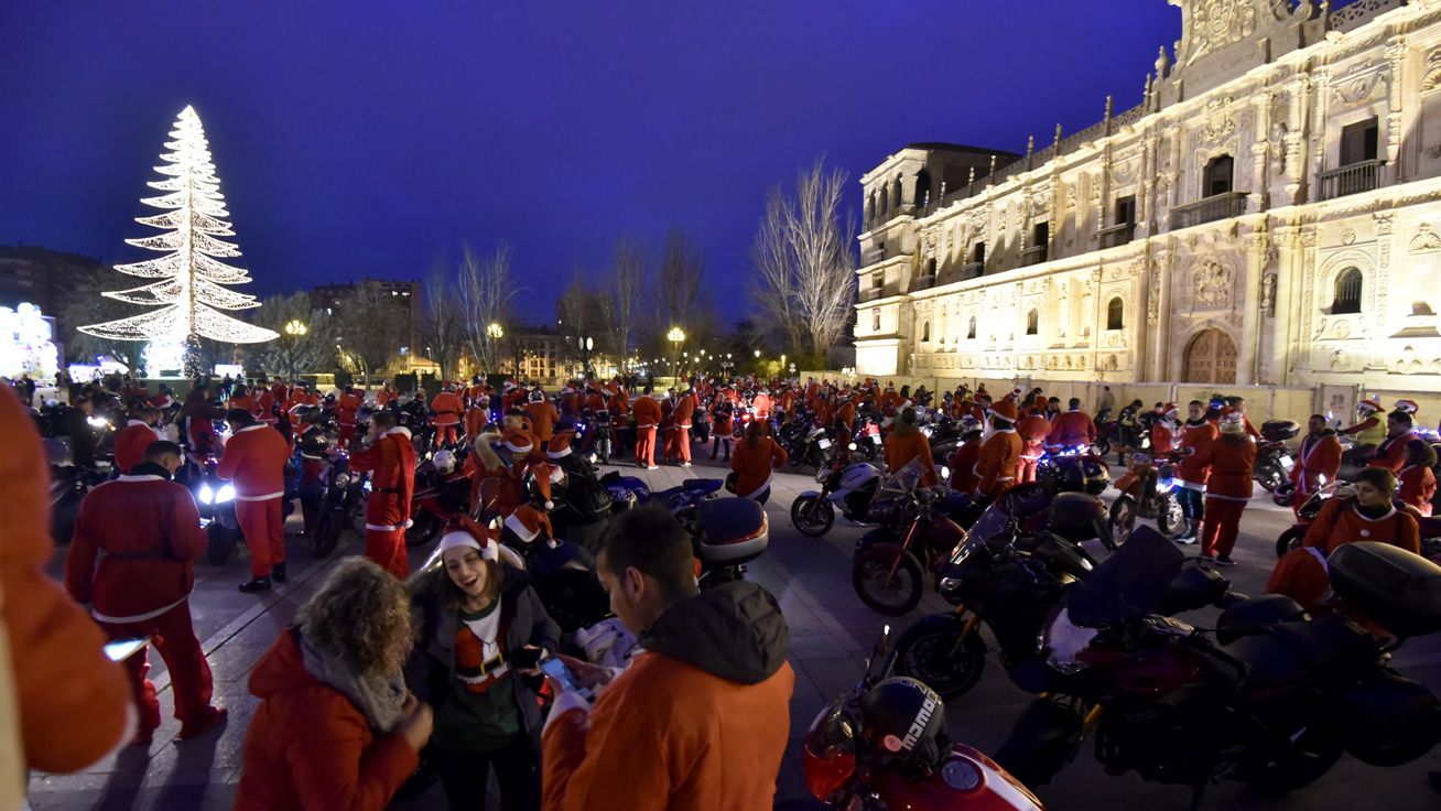 Las calles de León fueron escenario este domingo por la tarde de una ‘Papanoelada motera’ para visibilizar la situación de las personas que tienen autismo. | SAÚL ARÉN