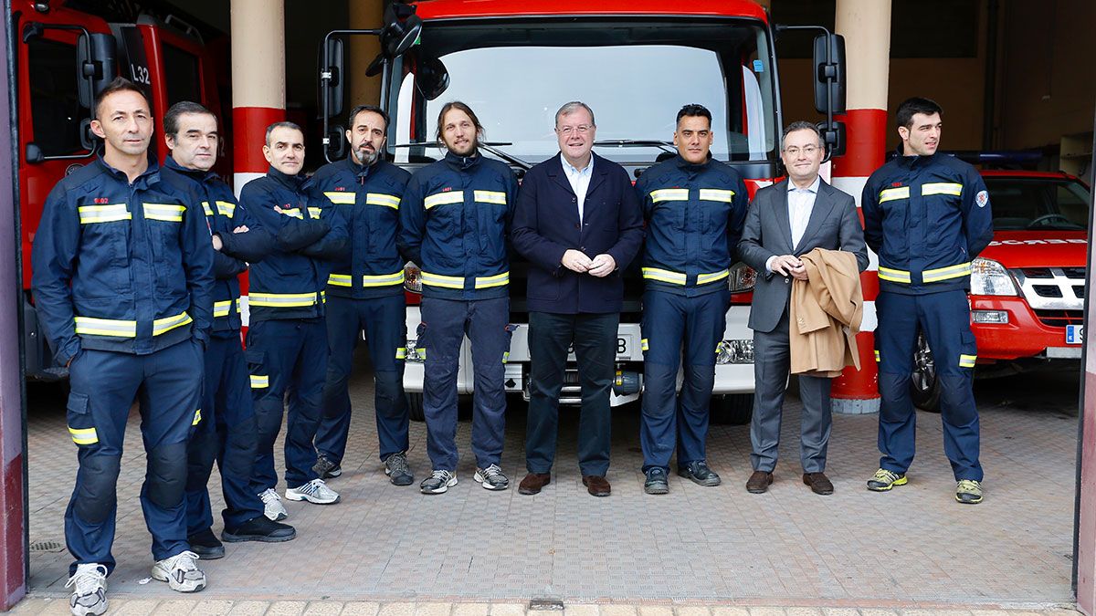 El alcalde de León, Antonio Silván, acompañado del concejal de Seguridad y Movilidad, Fernando Salguero, visita el parque de Bomberos con motivo de las fiestas navideñas. | ICAL