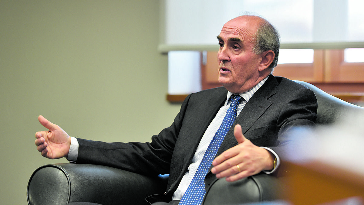 El Procurador del Común de Castilla y León, Tomás Quintana, durante la entrevista. | SAÚL ARÉN