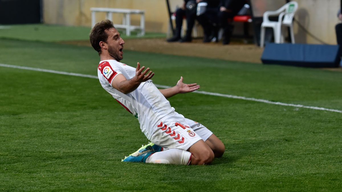 Ángel celebra el gol que marcó con la Cultural, en el partido frente al Tenerife. | SAÚL ARÉN