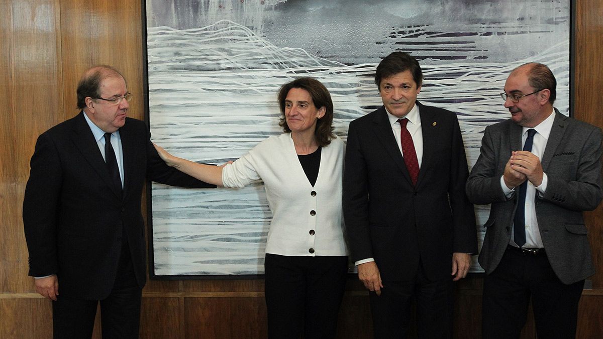 El presidente de la Junta, Juan Vicente Herrera, junto con los presidentes de Asturias, Javier Fernández y del Gobierno de Aragón, Francisco Javier Lambán, se reúnen con la ministra de Transición Ecológica, Teresa Ribera. | ICAL