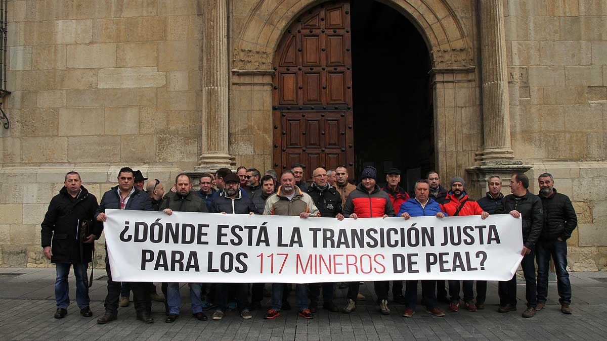 Los trabajadores de Peal durante un encuentro reciente en la Diputación de León. | ICAL