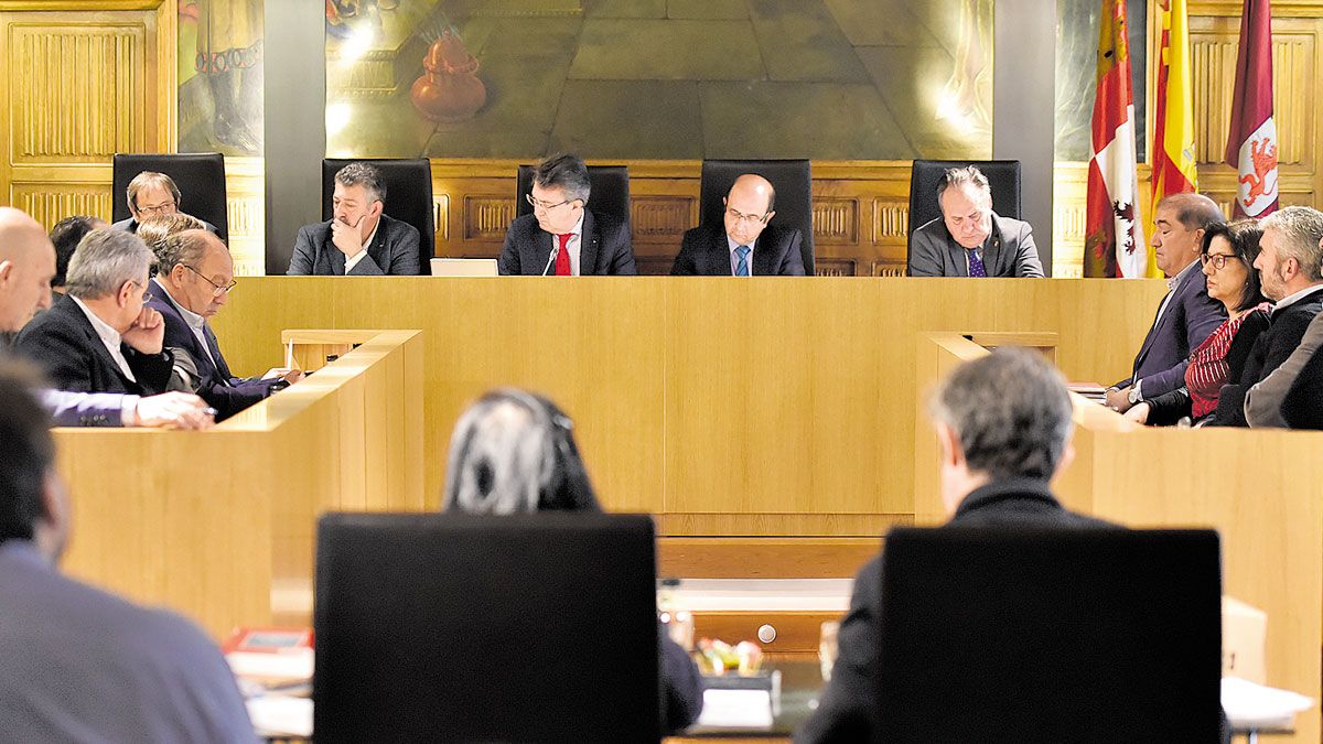 El pleno de la Dipuación aprobó ayer en sesión ordinaria los presupuestos para el próximo año. | SAÚL ARÉN