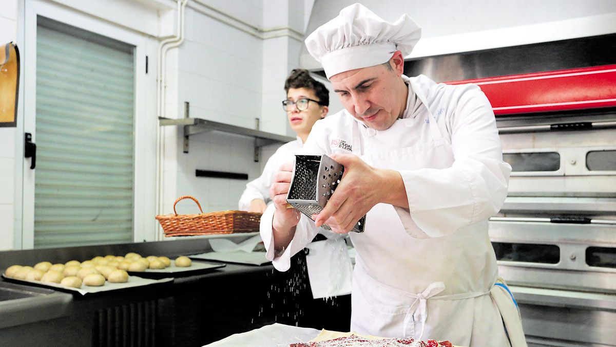 Un alumno durante unas prácticas de cocina en el CIFP Ciudad de León. | ICAL