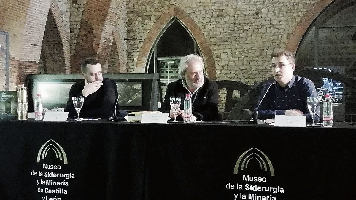 David Rubio, Julio Llamazares y Roberto Fernández durante la presentación. | L.N.C.