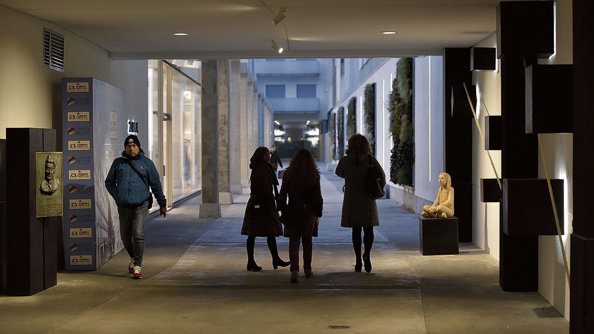 Pasaje comercial que lleva el nombre de Paz Fernández Peña donde ya es visible la obra de Amancio González. | SAÚL ARÉN Pasaje comercial que lleva el nombre de Paz Fernández Peña donde ya es visible la obra de Amancio González. | SAÚL ARÉN