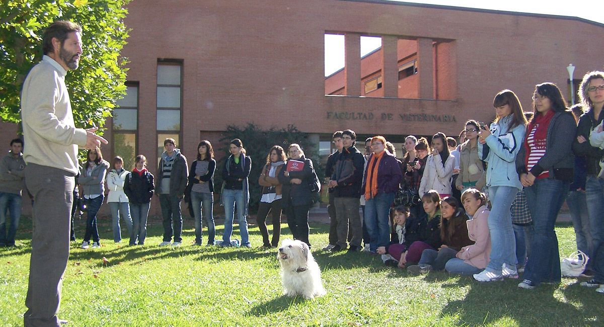 Rafael Casado con el perro Lucky en un curso sobre etología canina aplicada celebrado en la Facultad de Veterinaria de León.