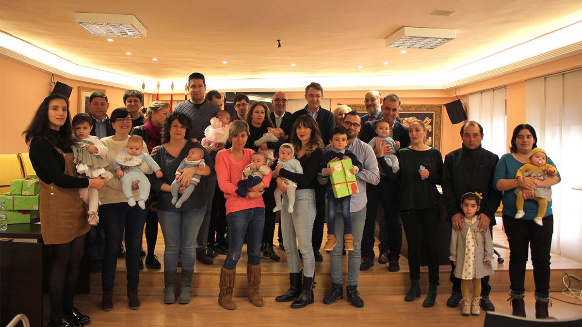 Miembros de la corporación junto a los pequeños y sus familias, acompañados por Santiago de la Riva.  | T.G.