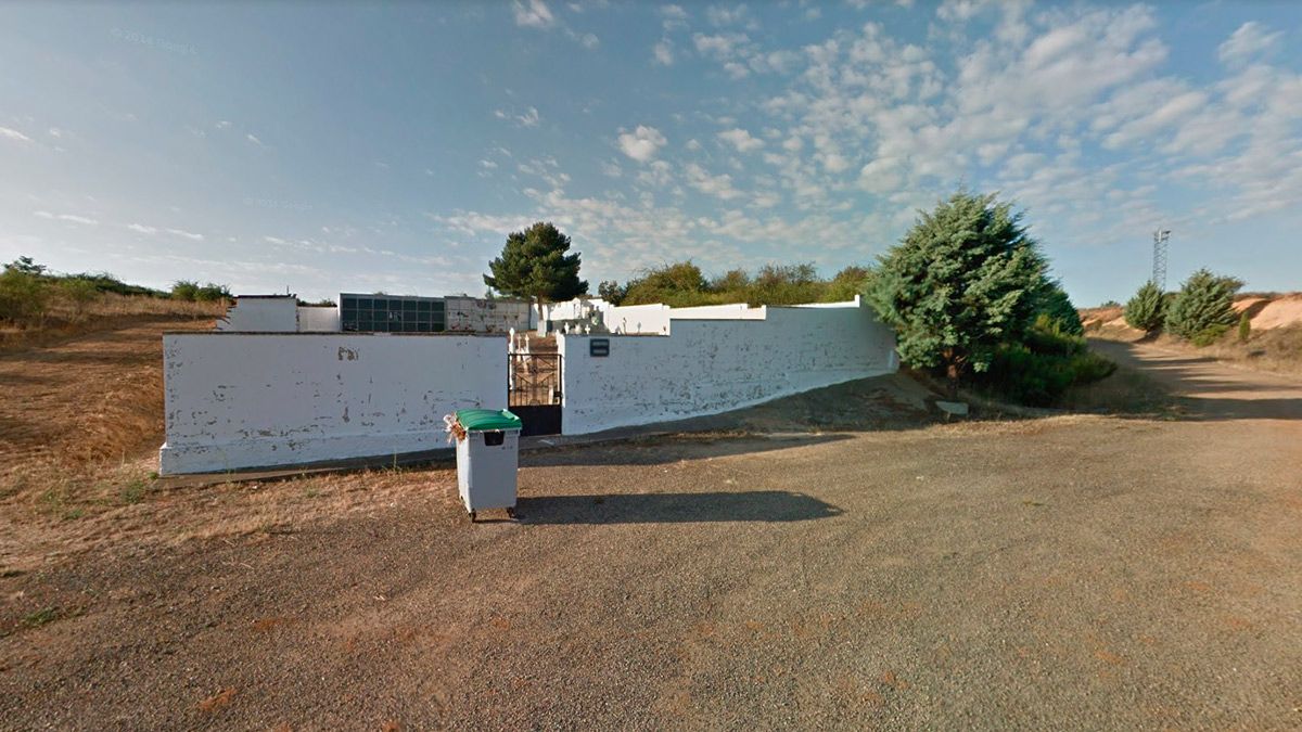 El cementerio de Cubillas de Rueda en la última imagen registrada por Google, en 2014. Hoy en día está "nuevo y muy cuidado", según la alcaldesa.