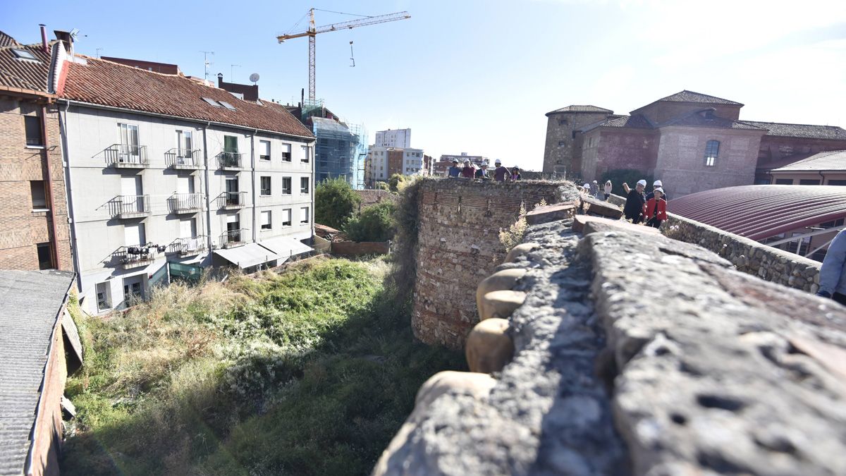 El Ayuntamiento de León trabaja en la restauración de la muralla y la apertura del solar colindante. | SAÚL ARÉN