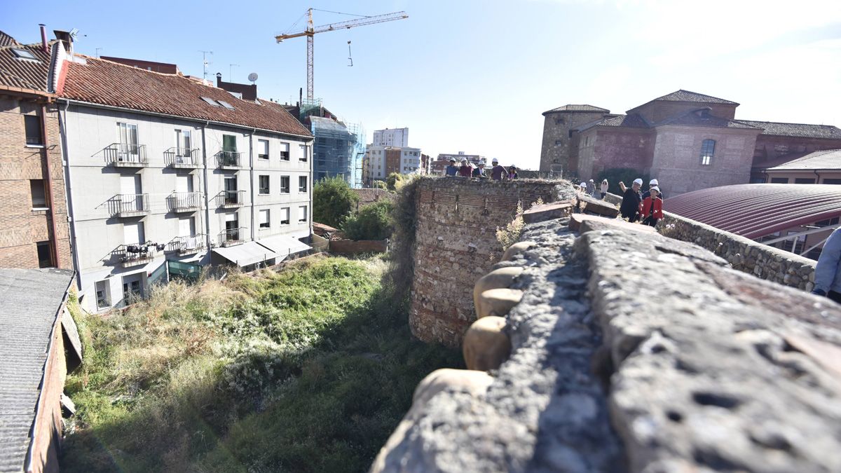El Ayuntamiento de León trabaja en la restauración de la muralla y la apertura del solar colindante. | SAÚL ARÉN El Ayuntamiento de León trabaja en la restauración de la muralla y la apertura del solar colindante. | SAÚL ARÉN
