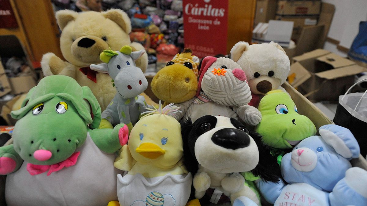 A lo largo de estas semanas se organizan multitud de recogidas solidarias de peluches. | DANIEL MARTÍN