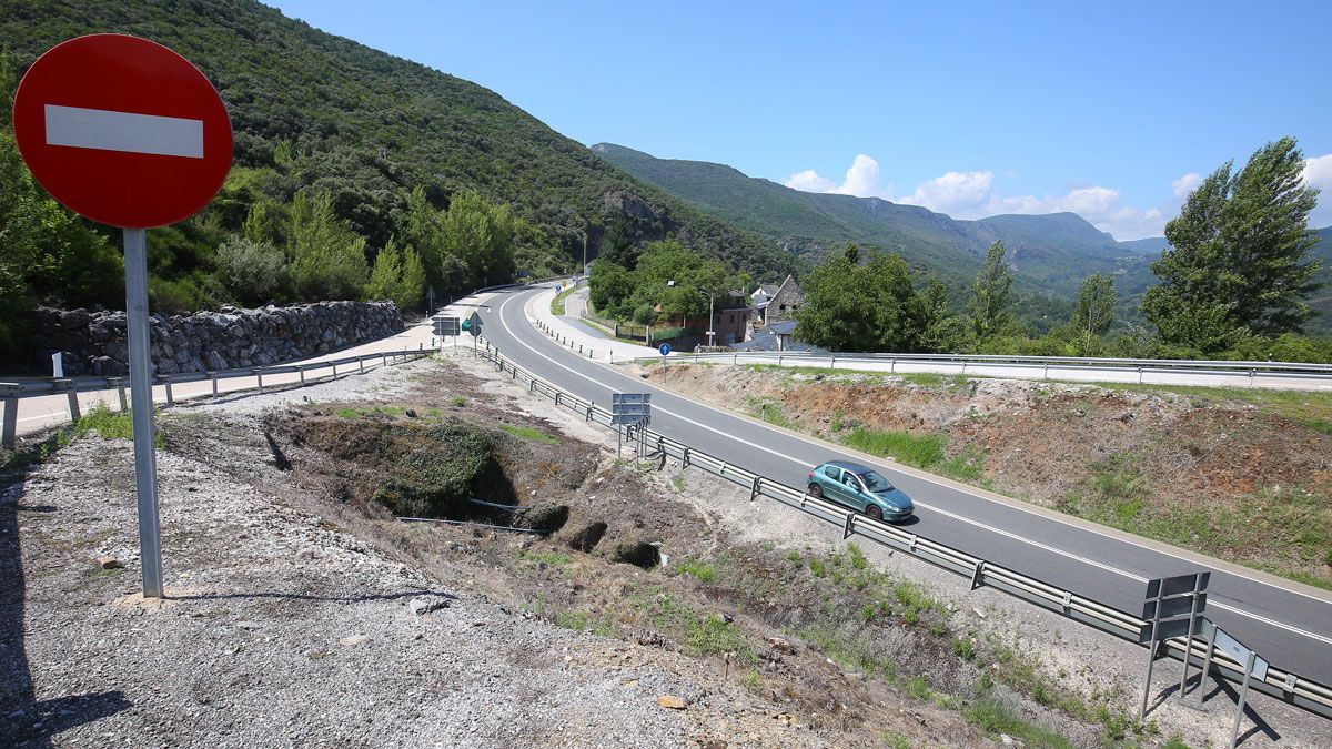 Carretera N-120 entre Villamartín de la Abadía y Orense, por dónde discurriría la autovía A-76. | C.S (Ical)